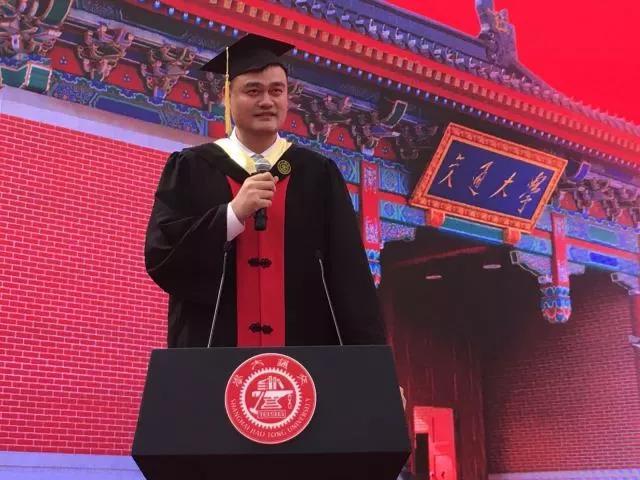 姚明的一生介绍（38岁的姚明从上海交大本科毕业，是什么让他坚持求学7年？）