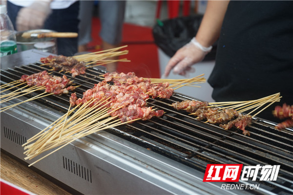 百威世界杯嘉年华啤酒(百威世界杯嘉年华今晚收官 多元音律带来不眠雨夜)