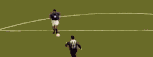 巴乔踢飞点球图片(他本可以成为万众瞩目的新球王，却因为这粒点球错失了世界杯！)