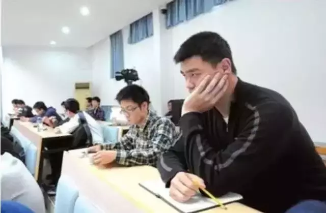 祝贺你，姚同学！读了7年本科，姚明终于从上海交学毕业啦！