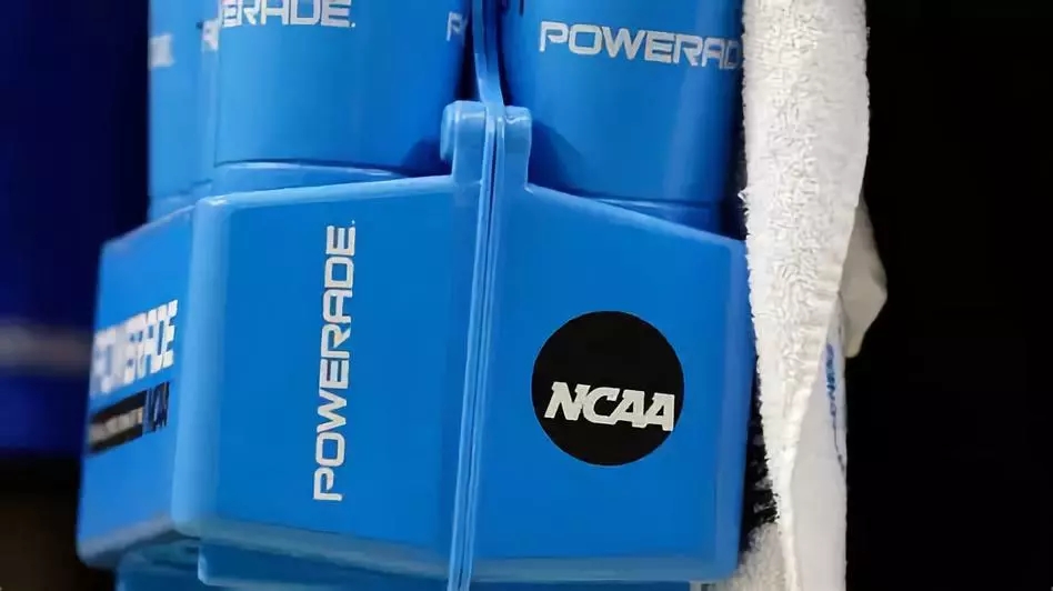 可口可乐世界杯水壶纪念（世界杯赛场上，球员喝的蓝色饮料是什么？）