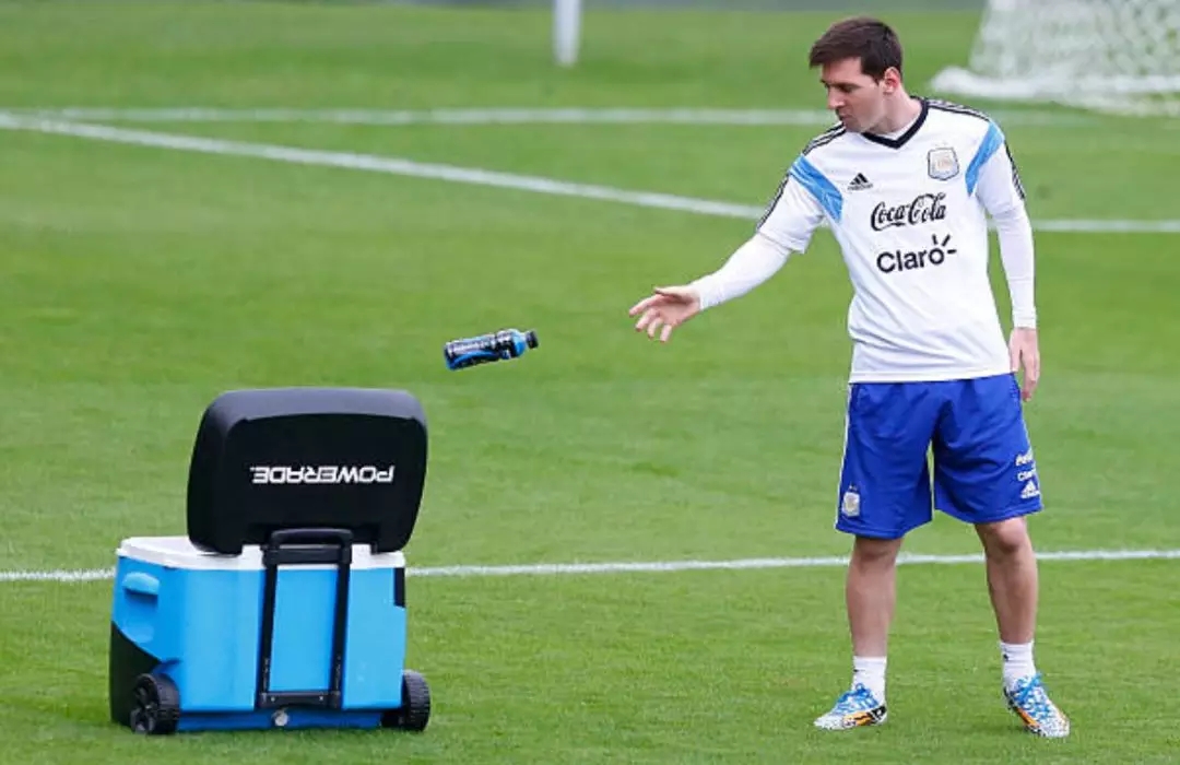 可口可乐世界杯水壶纪念（世界杯赛场上，球员喝的蓝色饮料是什么？）