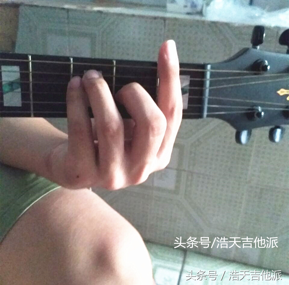 第一天学吉他和弦也能学会大横按？看看这几位学生！