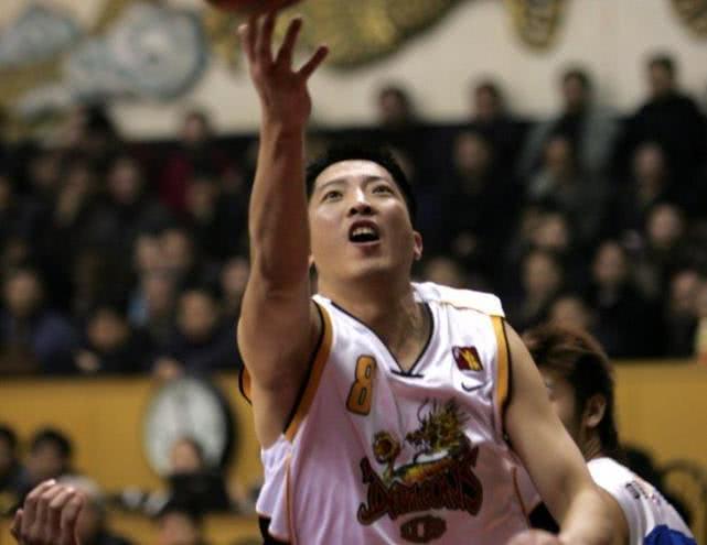 “中国版NBA球星”真有这么强？王仕鹏告诉科比他是“中国科比”