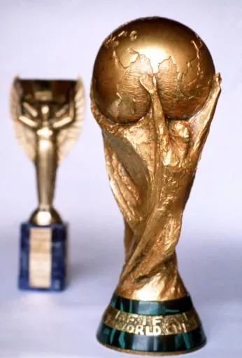 世界杯比赛足球材质（世界杯的奖杯有多重？又有什么历史？半决赛开始前这些冷知识了解一下！）