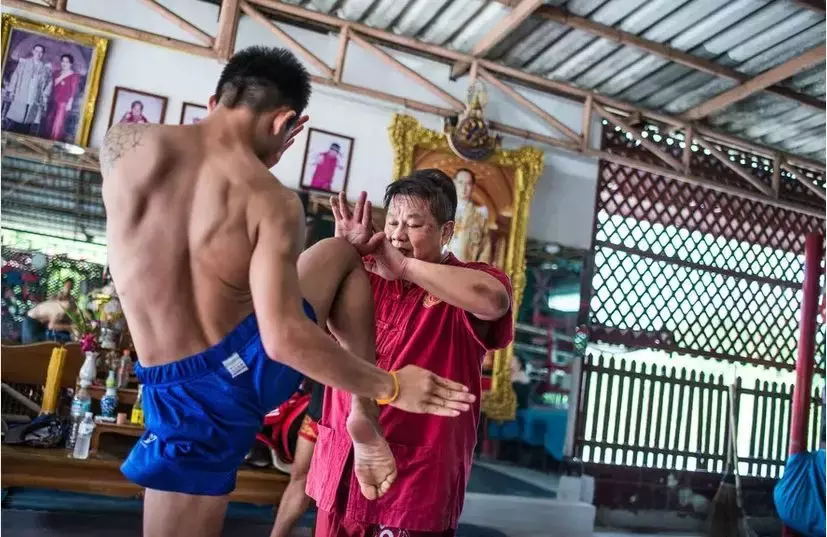 泰国训练攻略:夜市地摊儿上也能买搏击装备,一节课只需60元?