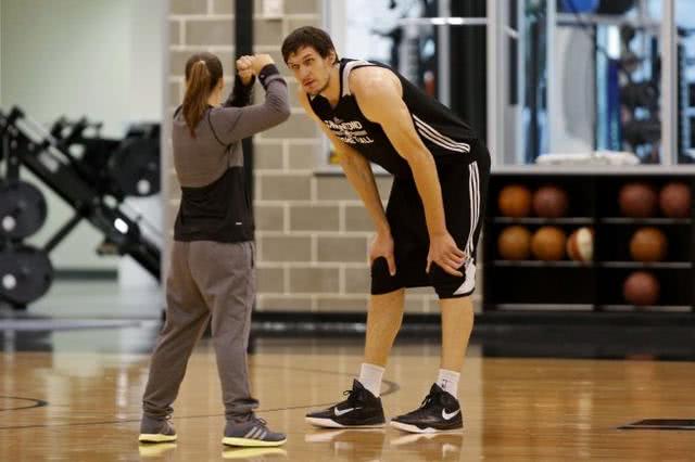 nba中哪些球员是姚明为偶像（2.21米巨人视姚明为偶像，让多队头疼，大姚若有他这机遇会多强大）