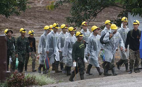 世界杯掉入山洞(泰国洞穴13人全部获救并受邀世界杯决赛！现场士气冲破天际！)