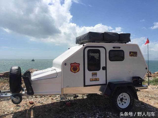带厨房的越野帐篷小拖挂房车可睡4人仅售3.98万元，价格很亲民