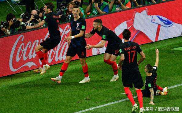 世界杯守门员爬着追球(拉基蒂奇脱到只剩内裤庆祝胜利，然而还有人比他更疯狂)