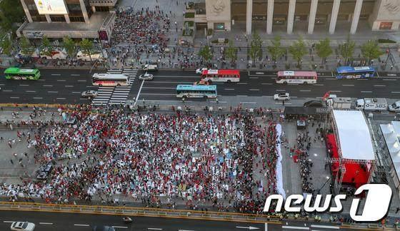 2018世界杯克罗地亚垃圾(输球又输人！英格兰队无缘决赛 本土球迷垃圾扔满地无人清扫)