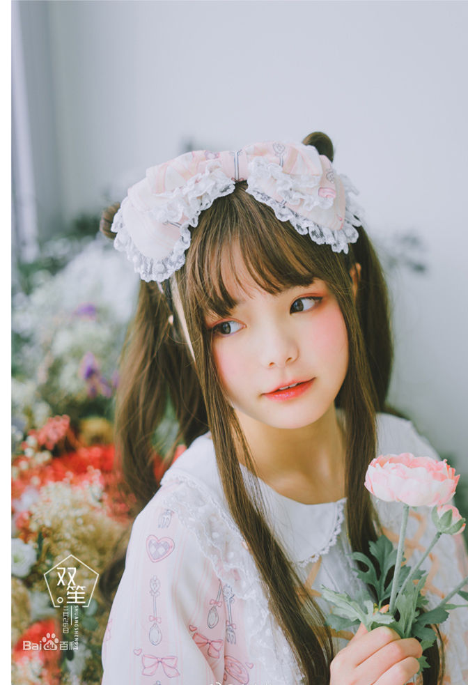 作为二次元届的知名歌手,双笙把对音乐意境的独特理解融入到这首歌中