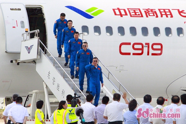 C919大型客机102架机转场东营试飞基地