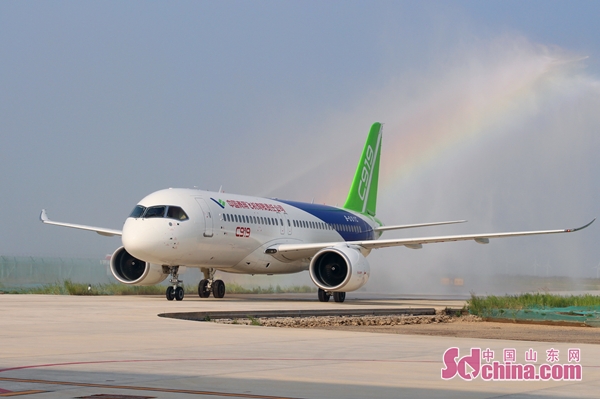 C919大型客机102架机转场东营试飞基地