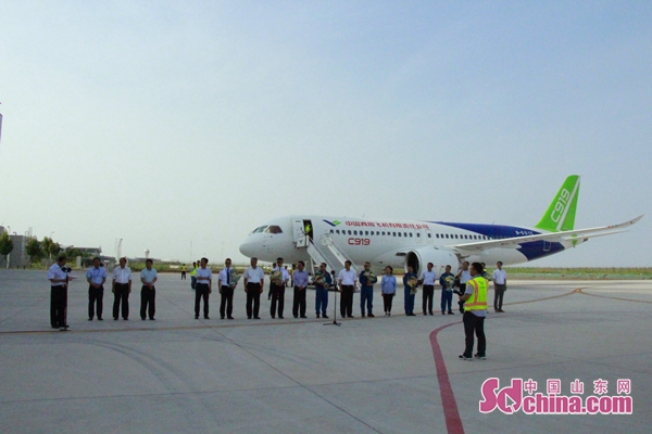 C919大型客机102架机转场东营试飞基地