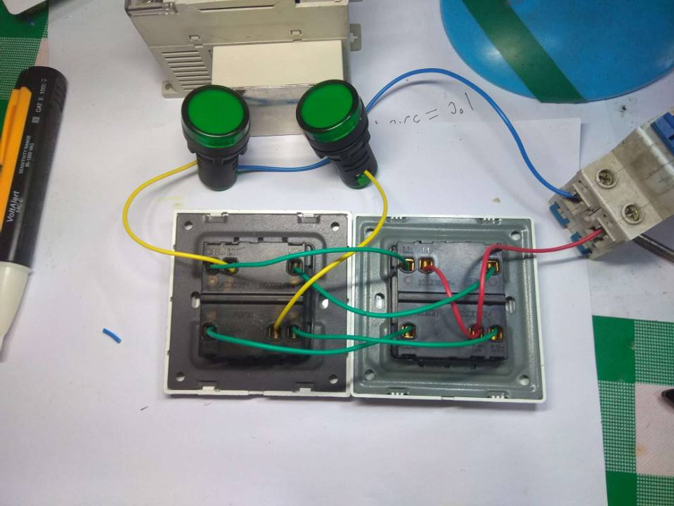 兩個開關控制一個燈電路圖,兩個開關控制一個燈電路圖怎麼接