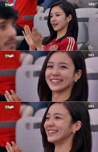 世界杯上回眸一笑(世界杯中韩女主播:马凡舒漂亮如天仙下凡,张艺媛