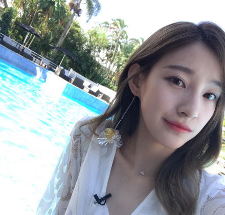 世界杯上回眸一笑(世界杯中韩女主播:马凡舒漂亮如天