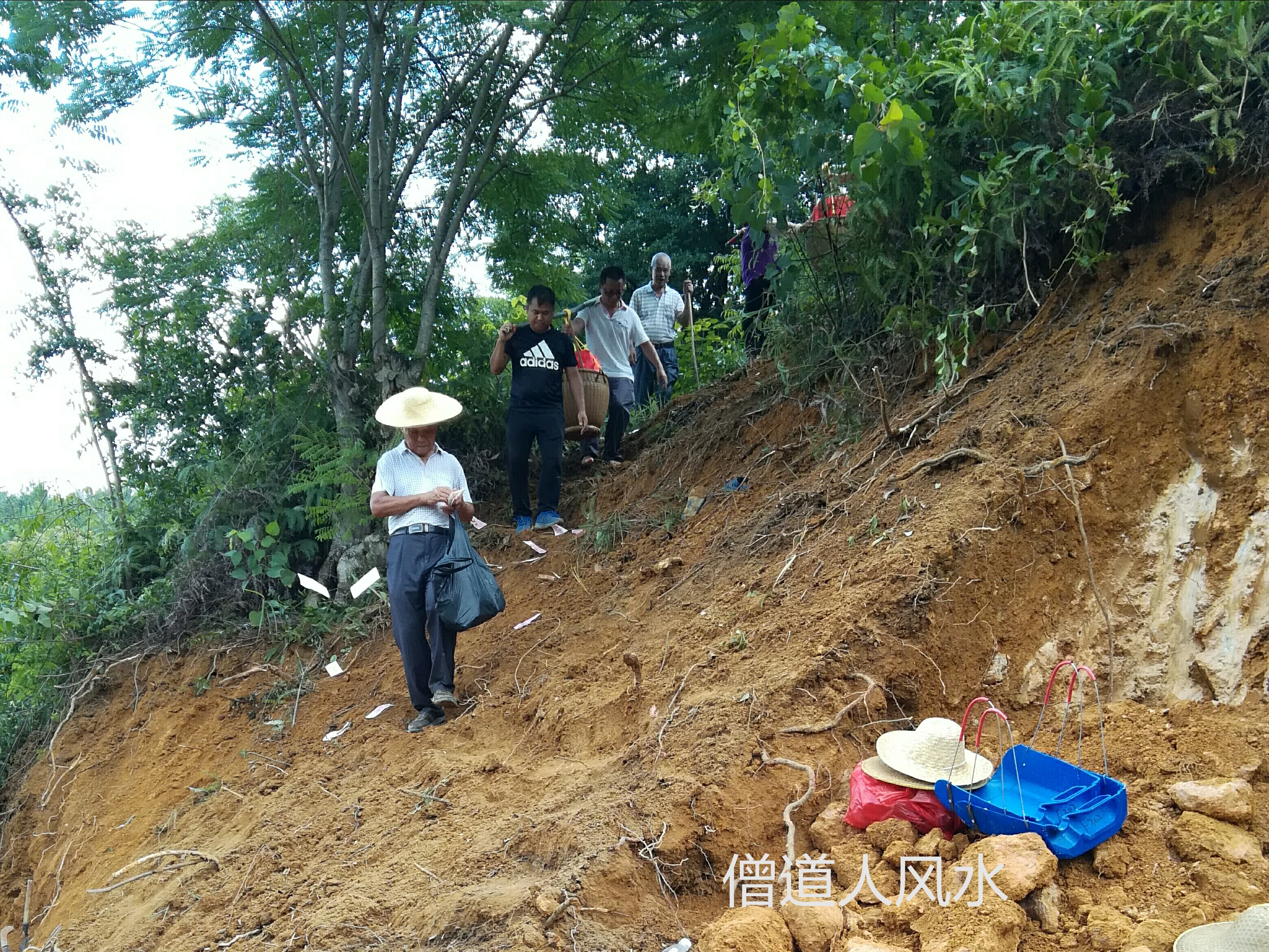 记一座风水宝地安金过程一一风水宝地安先祖，丁财两旺报后人