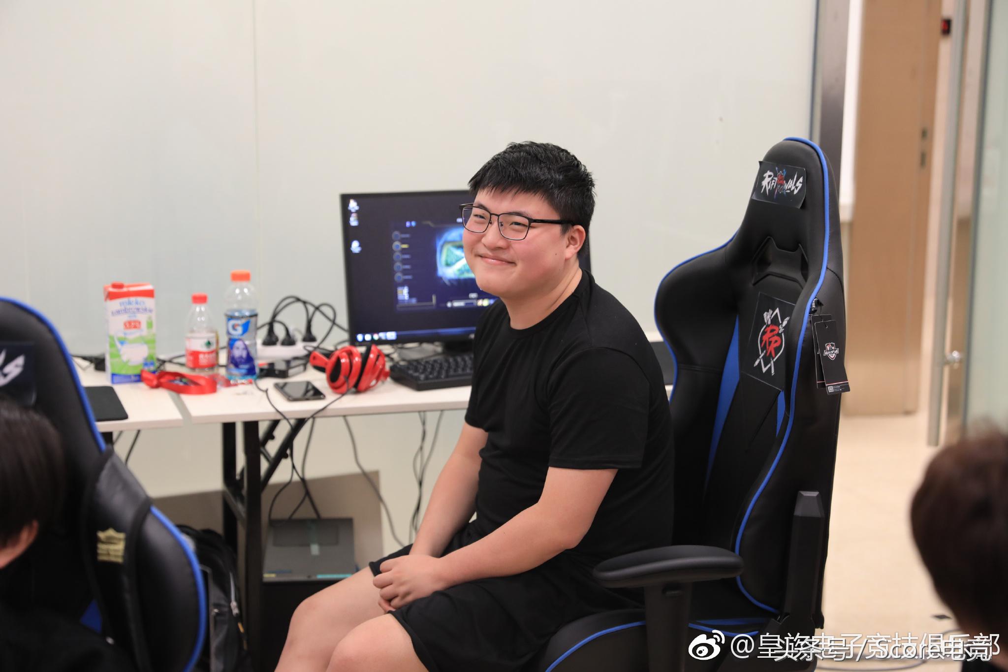 神评：Uzi休息 RNG又要开始四个老父亲带儿子了！