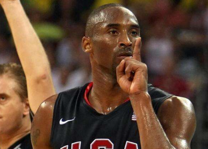 nba球星科比单打的庆祝动作(科比生涯最霸气的庆祝动作,捶胸怒扯球衣