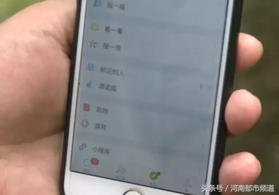 微信附近的人深夜約女孩聊天,兩人走進小樹林,突然間驚叫!