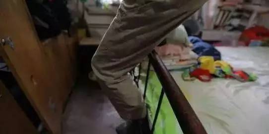 一家5口蜗居17㎡，丈夫有家不能回，姥爷睡在女儿上面，苦不堪言