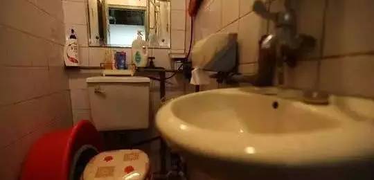 一家5口蜗居17㎡，丈夫有家不能回，姥爷睡在女儿上面，苦不堪言