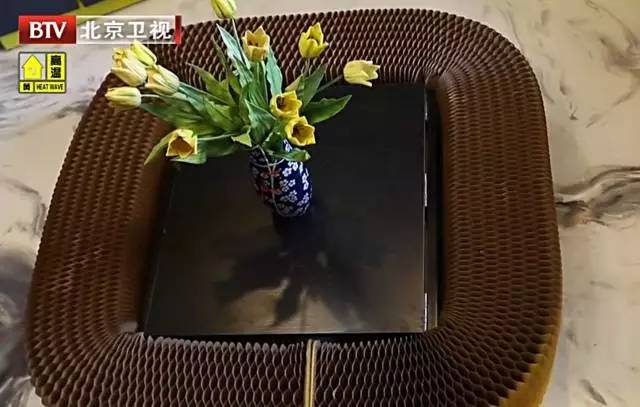 一家5口蜗居17㎡，丈夫有家不能回，姥爷睡在女儿上面，苦不堪言