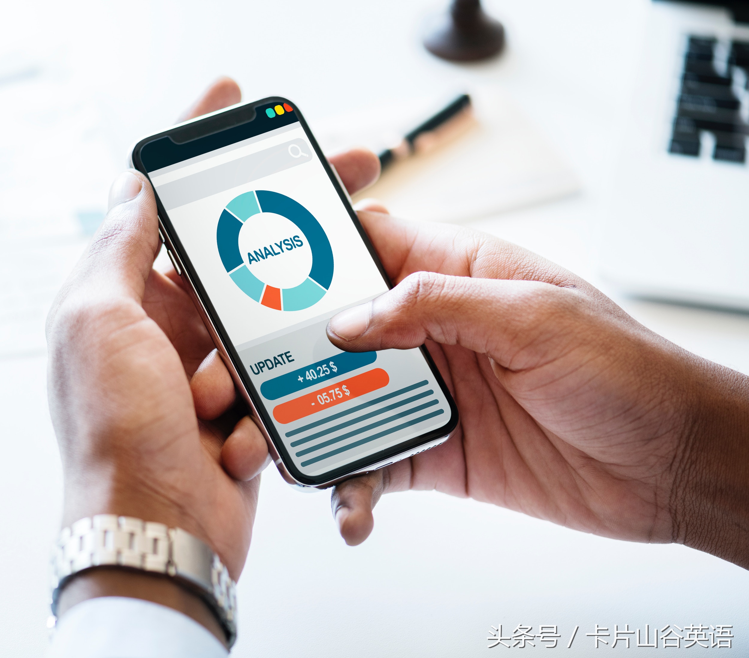 玩手机可不是play the phone 哦！千万不要搞错了！