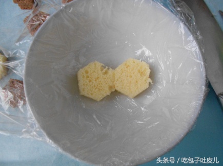 足球蛋糕图片双层（足球慕斯蛋糕的做法，从吃货的角度走进足球世界杯）