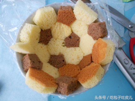 足球蛋糕图片双层（足球慕斯蛋糕的做法，从吃货的角度走进足球世界杯）