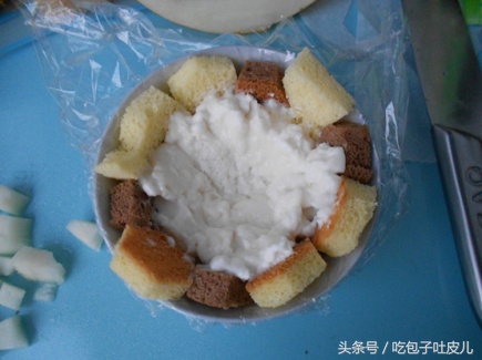 足球蛋糕图片双层（足球慕斯蛋糕的做法，从吃货的角度走进足球世界杯）