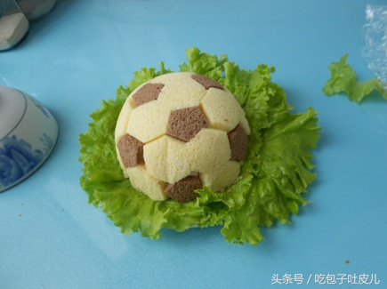 足球蛋糕图片双层（足球慕斯蛋糕的做法，从吃货的角度走进足球世界杯）