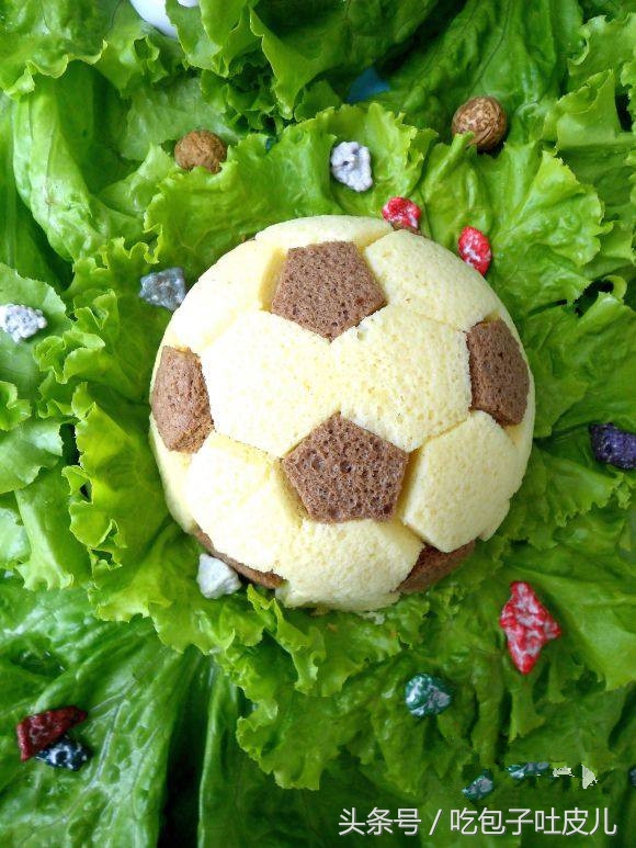 足球蛋糕图片双层（足球慕斯蛋糕的做法，从吃货的角度走进足球世界杯）