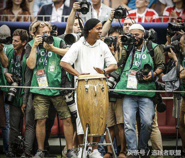 世界杯颁奖拉姆美女（大力神杯和超模都来了！没错，这超模依旧比奖杯好看）