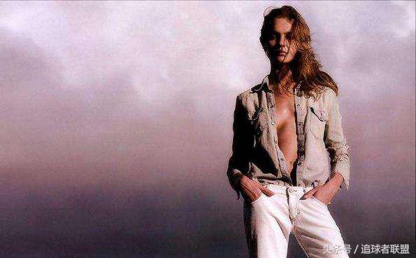 世界杯颁奖拉姆美女（大力神杯和超模都来了！没错，这超模依旧比奖杯好看）