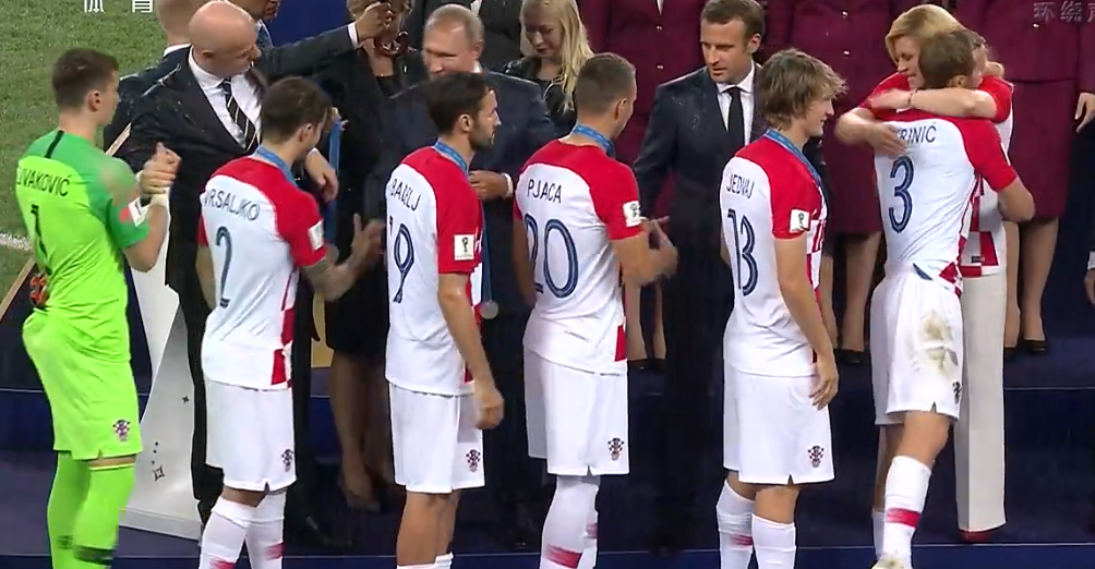 世界杯克罗地亚哭了(克罗地亚无缘世界杯冠军！球员没有流泪，但老天却感动到哭了)