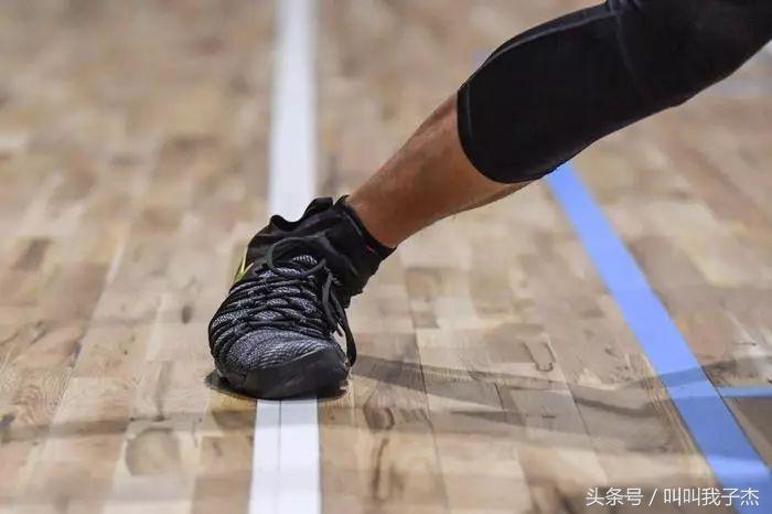 为什么nba的变向鞋都侧翻了(抗扭转对于一双篮球鞋到底有多重要？)