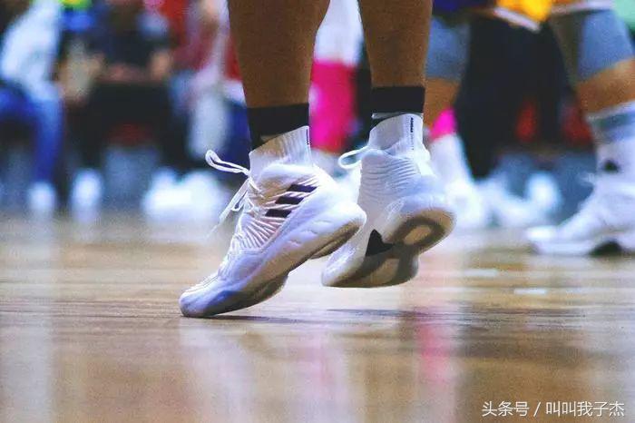 为什么nba的变向鞋都侧翻了(抗扭转对于一双篮球鞋到底有多重要？)