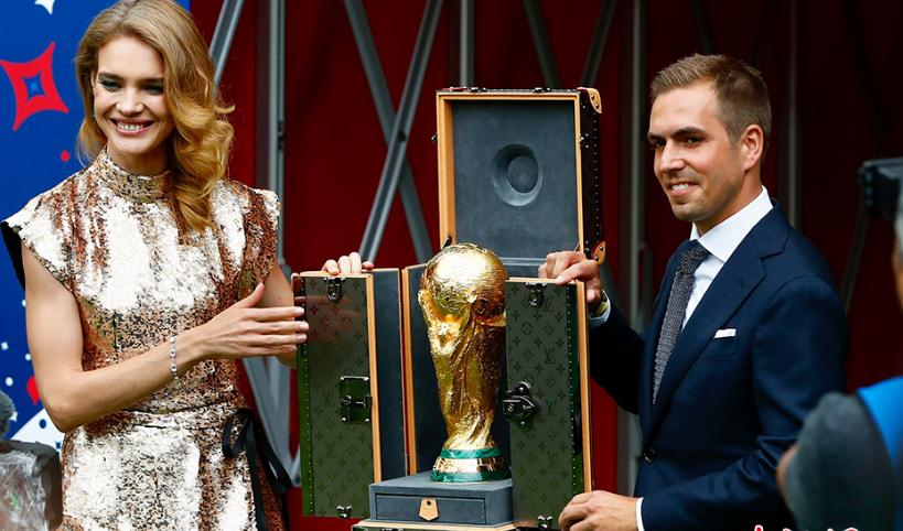 威尔史密斯为什么世界杯（世界杯闭幕式：美女总统秀恩爱没人理，两名嘉宾入场，全场欢呼）