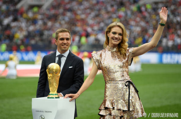 世界杯颁奖拉姆美女（大力神杯美女特使成功抢镜两大前足坛巨星）