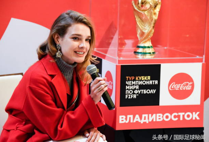 世界杯颁奖拉姆美女（大力神杯美女特使成功抢镜两大前足坛巨星）