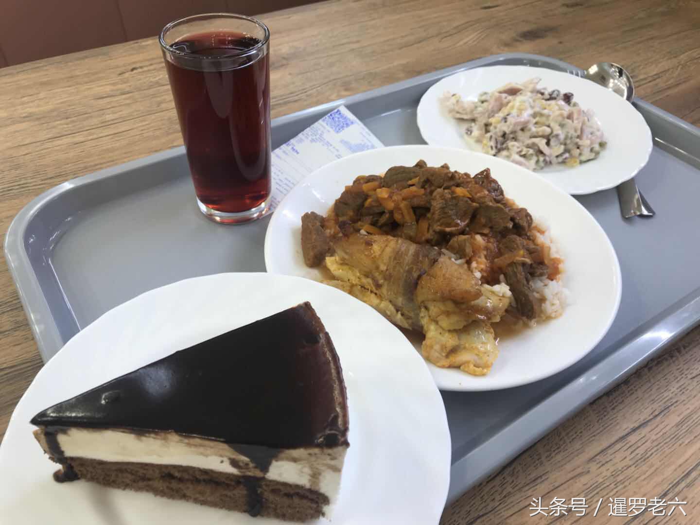 世界杯法国队伙食(看完法国队夺冠，吃顿俄式美食庆祝！一顿494卢布，味道不咋地！)