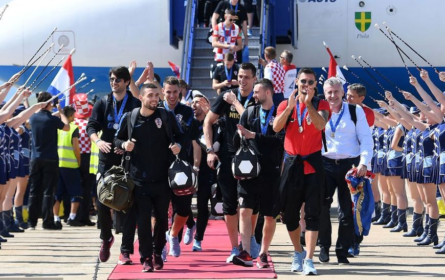 世界杯球星集体回家(克罗地亚队回家！全国55万人夹道欢迎 从机场到庆典15公里走6小时)