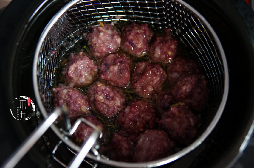 炸紫薯丸子的做法（制作紫薯肉丸的材料和方法）