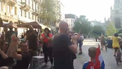 克罗地亚世界杯球迷(世界杯后，当一位克罗地亚小球迷走在异国街头：这幕让人泪流满面)