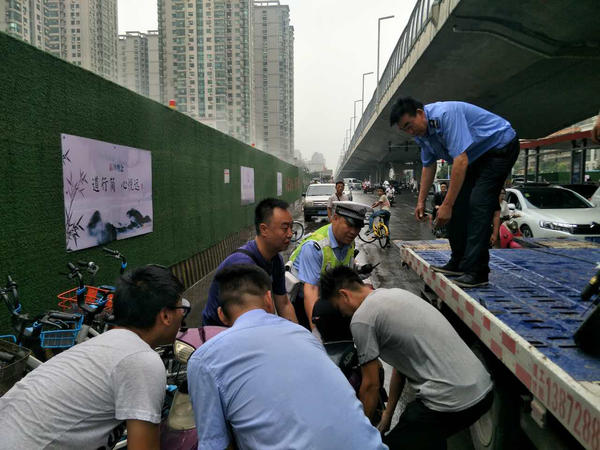 郑州一路口10天拖移1000辆违停车；未来一周河南要遭臭氧污染袭击