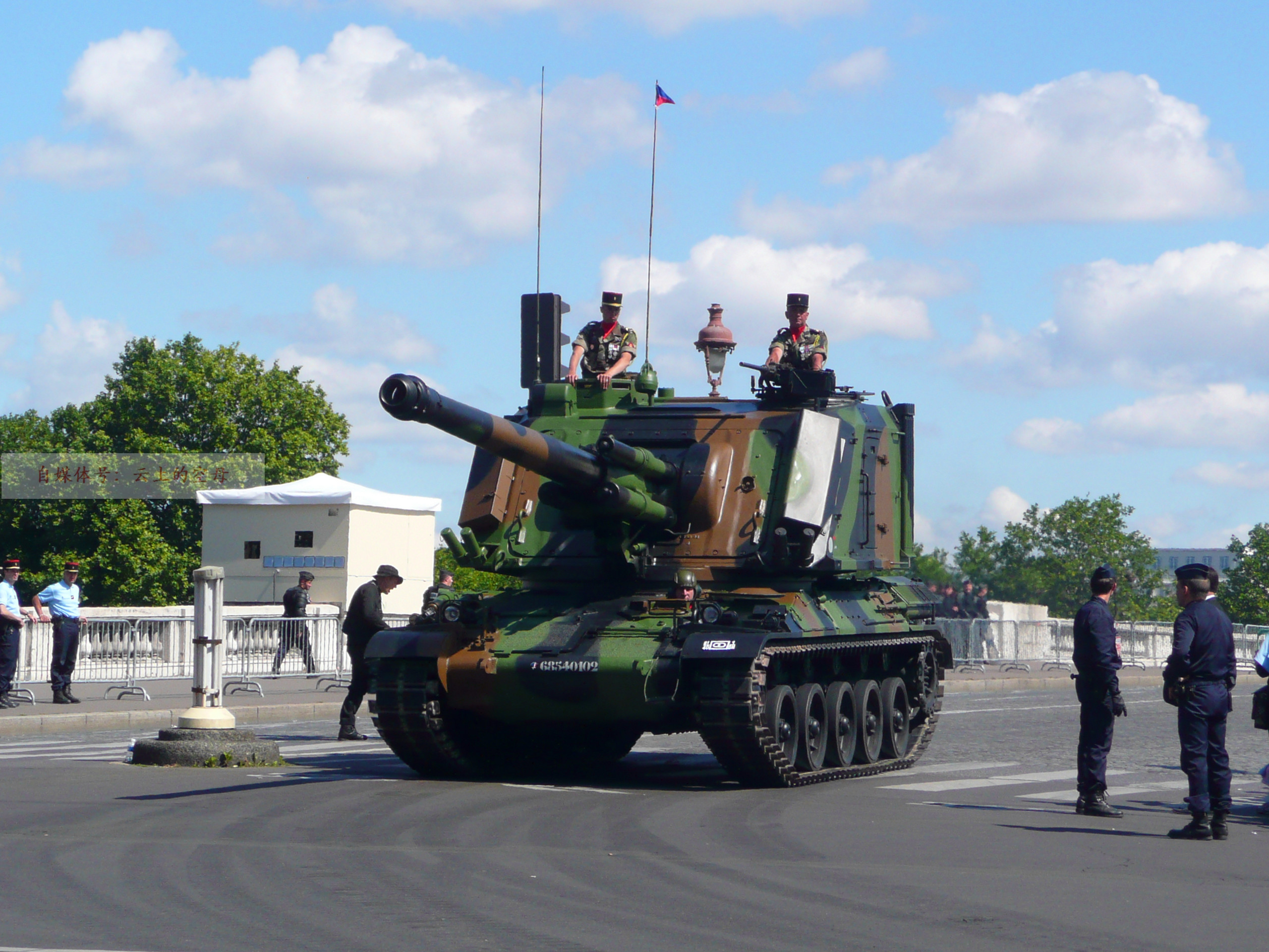 图片:中后卫auf1自行榴弹炮.还有2名边后卫.