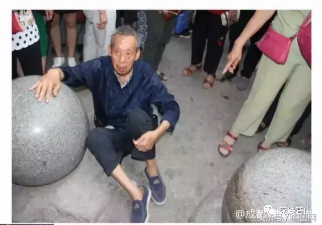 69岁大爷“碰瓷”高考生？被围堵群嘲后剧情反转得太快……